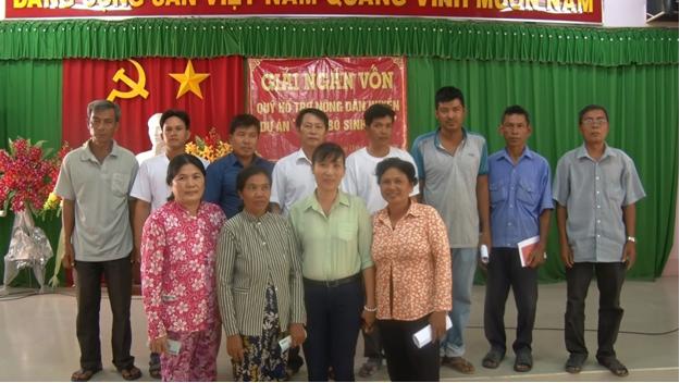 Giải ngân vốn hỗ trợ nông dân ở xã Phước Hưng